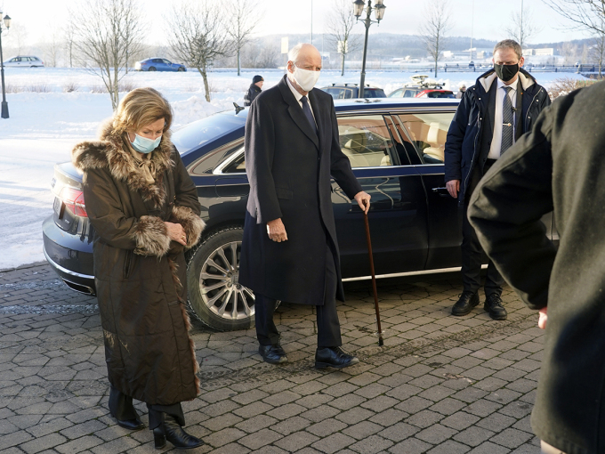 Kongeparet ankommer Olavsgaard hotell for å møte berørte etter skredet på Gjerdrum. Foto: Lise Åserud / NTB